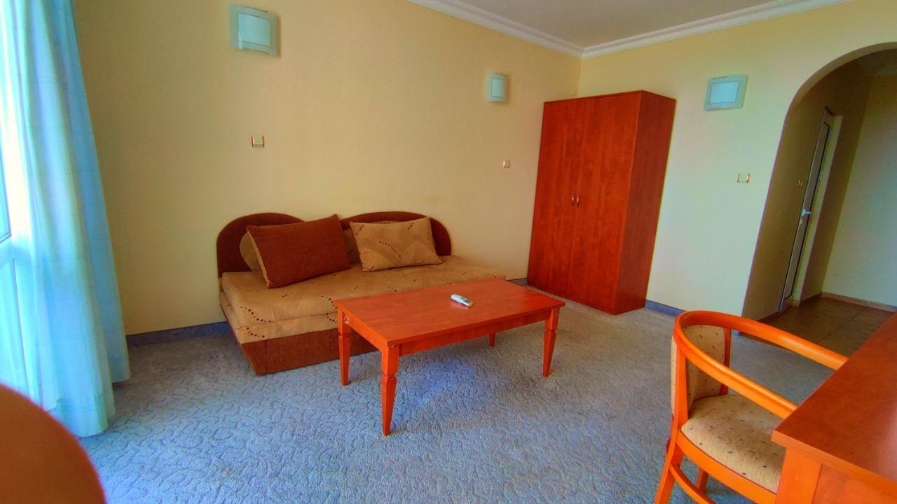 סבטי ולאס Hotel Consul מראה חיצוני תמונה